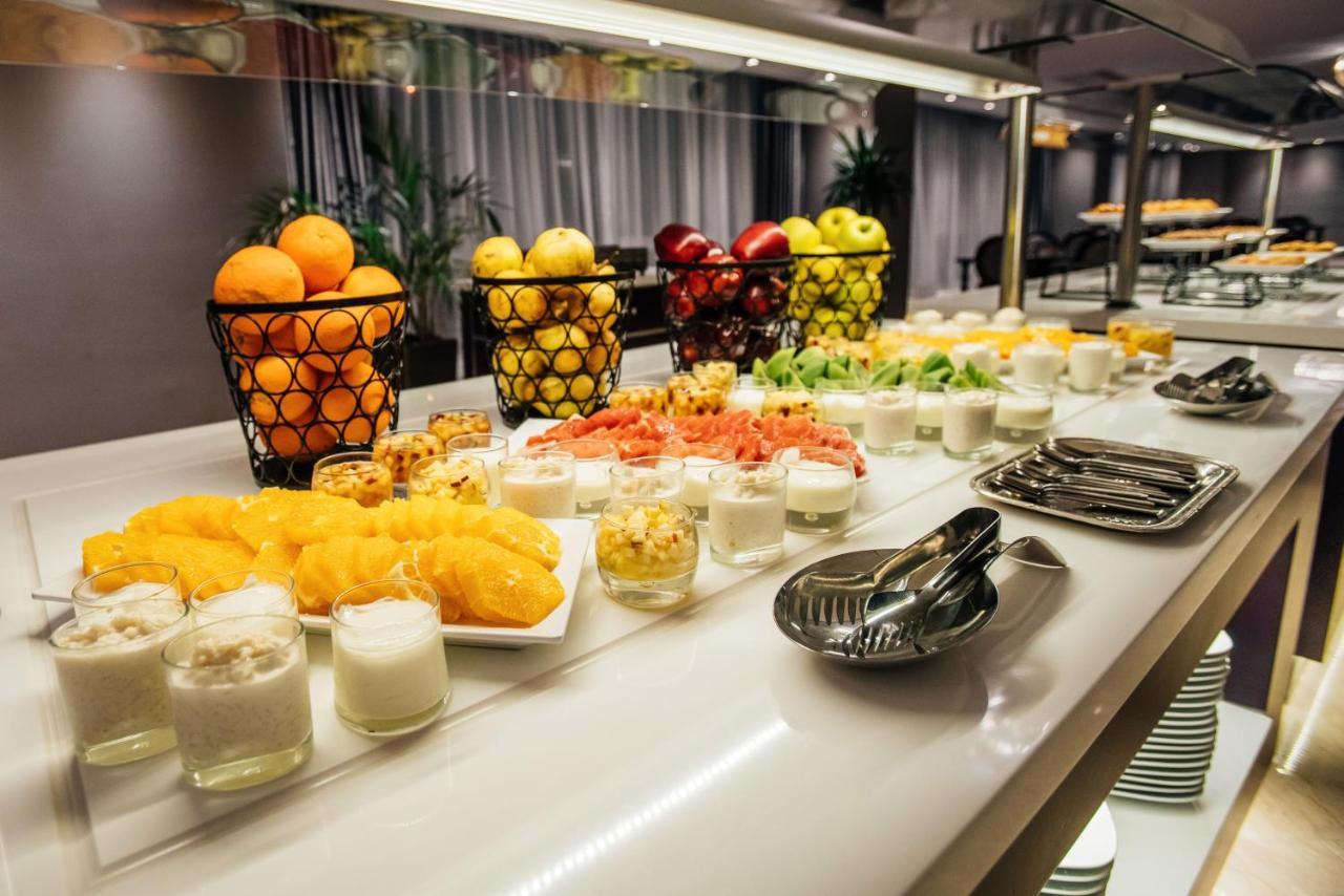 Grand Mogador City Center Casablanca Exteriér fotografie A buffet of fruit and yogurt