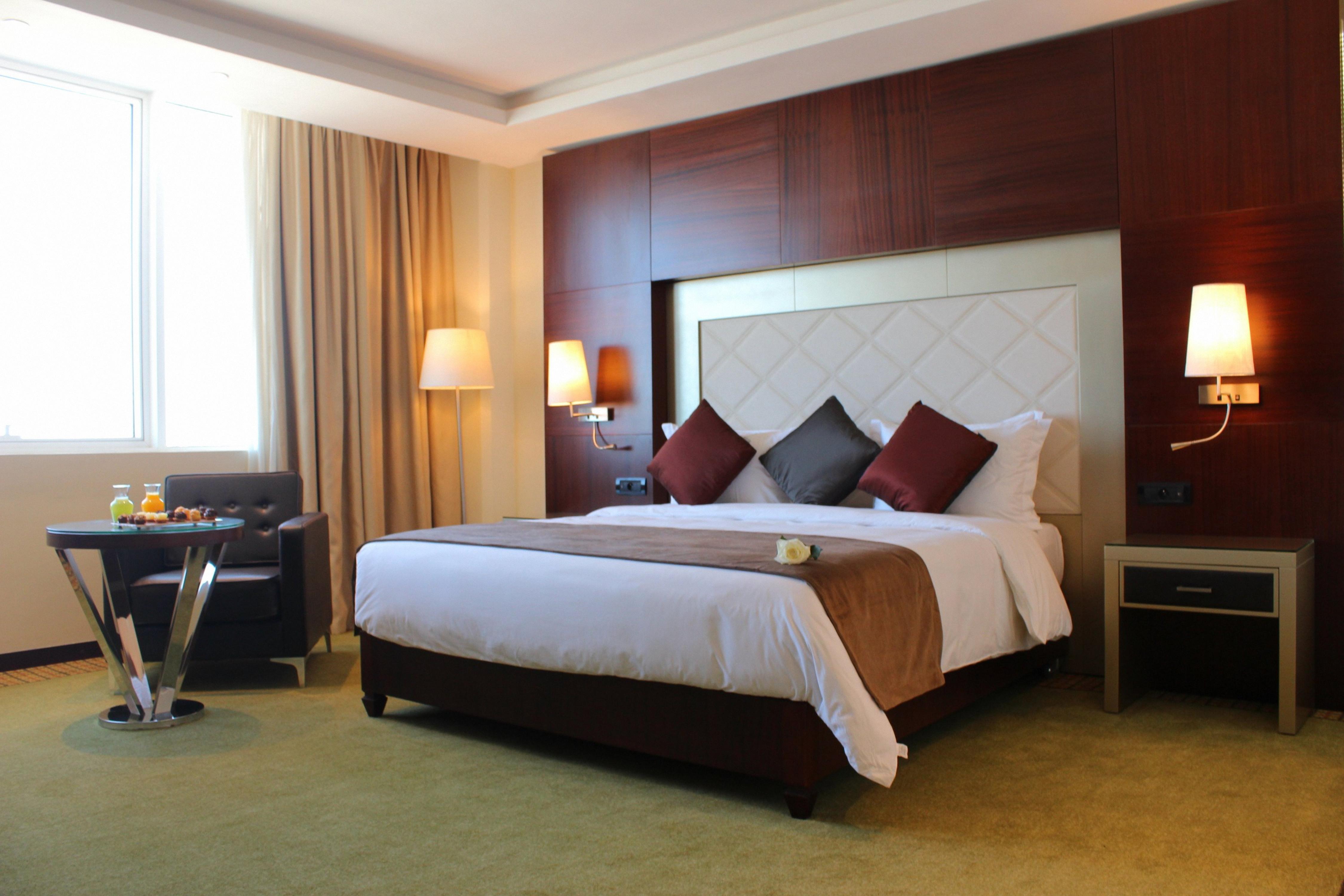 Grand Mogador City Center Casablanca Exteriér fotografie A bedroom at the hotel
