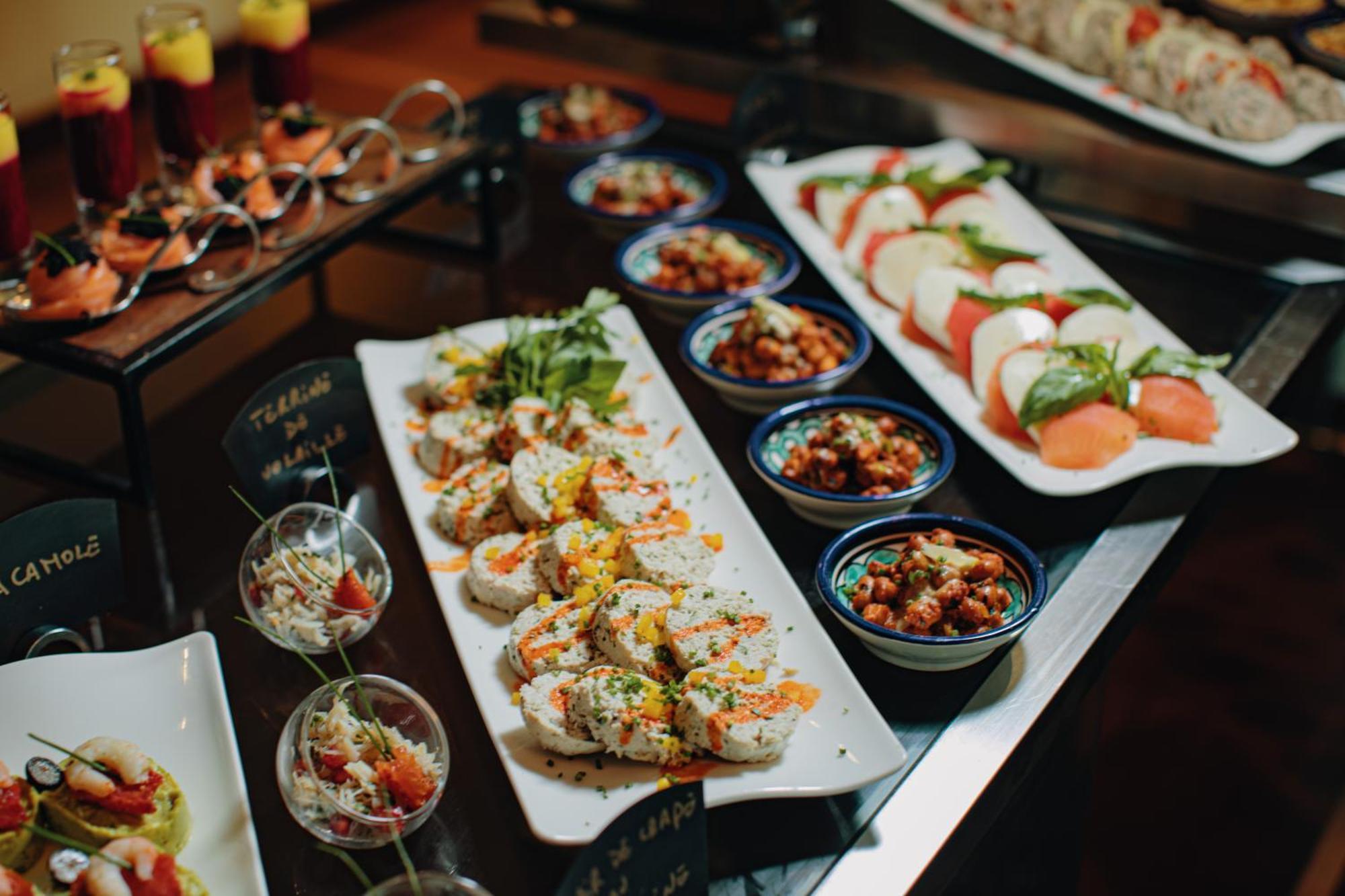 Grand Mogador City Center Casablanca Exteriér fotografie Sushi at a buffet