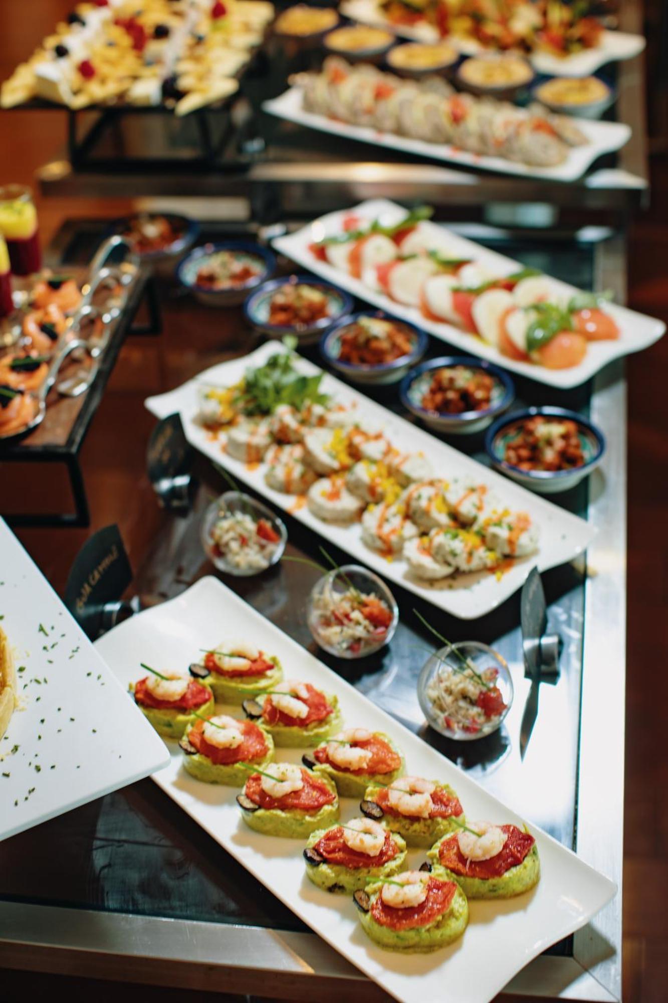 Grand Mogador City Center Casablanca Exteriér fotografie A buffet of various salads