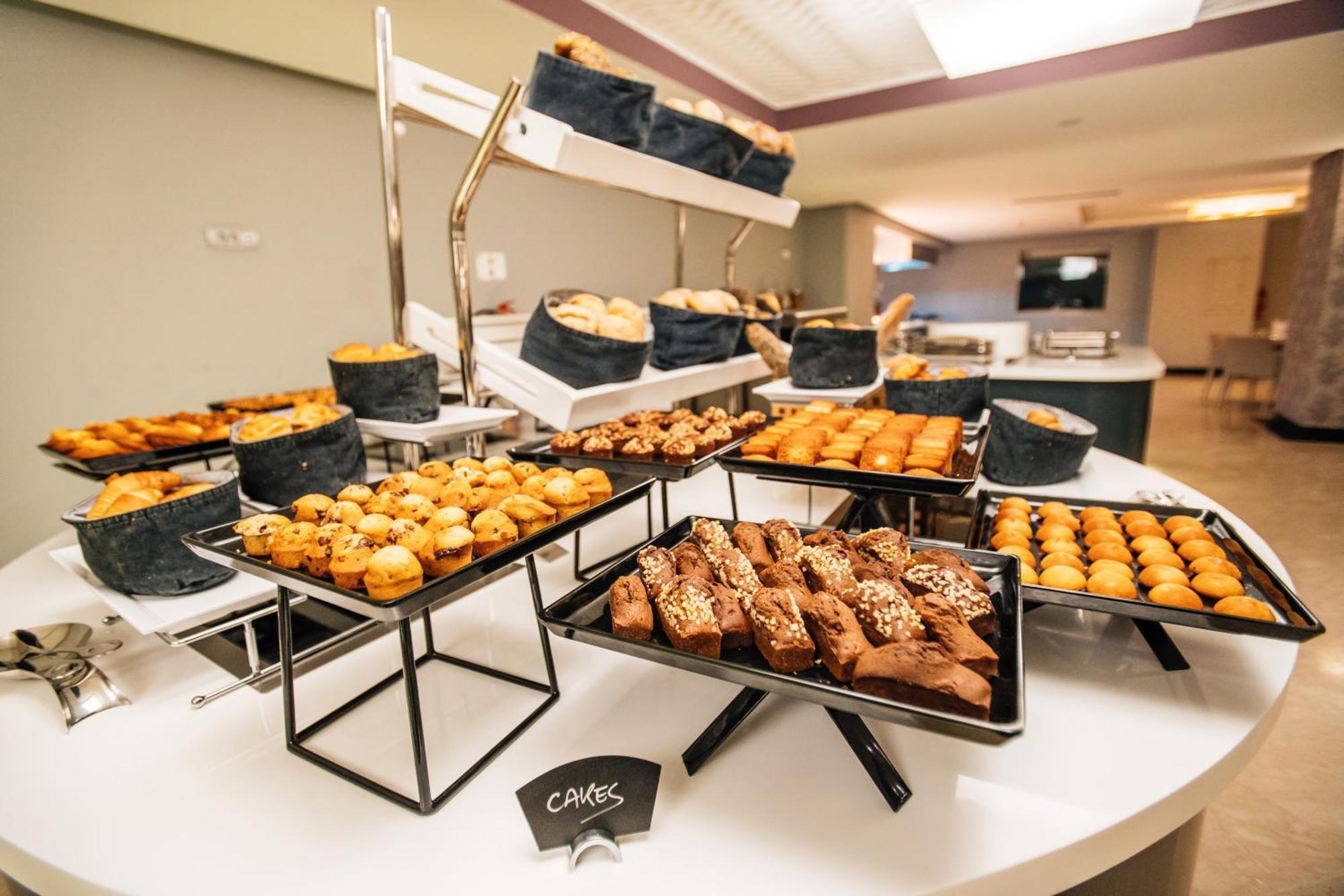 Grand Mogador City Center Casablanca Exteriér fotografie A selection of cakes at a buffet