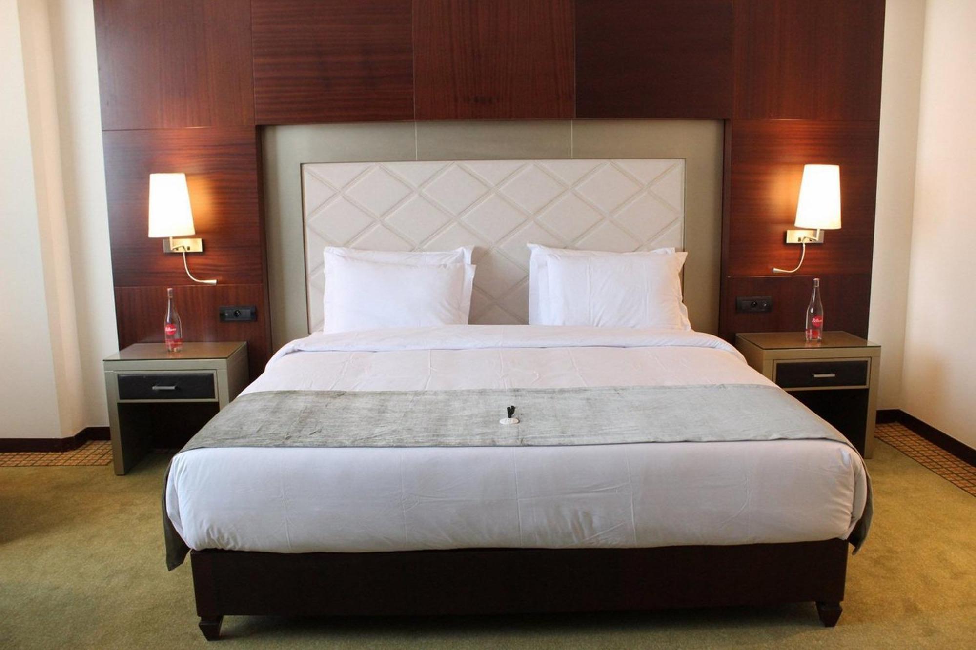 Grand Mogador City Center Casablanca Exteriér fotografie A bedroom at the hotel
