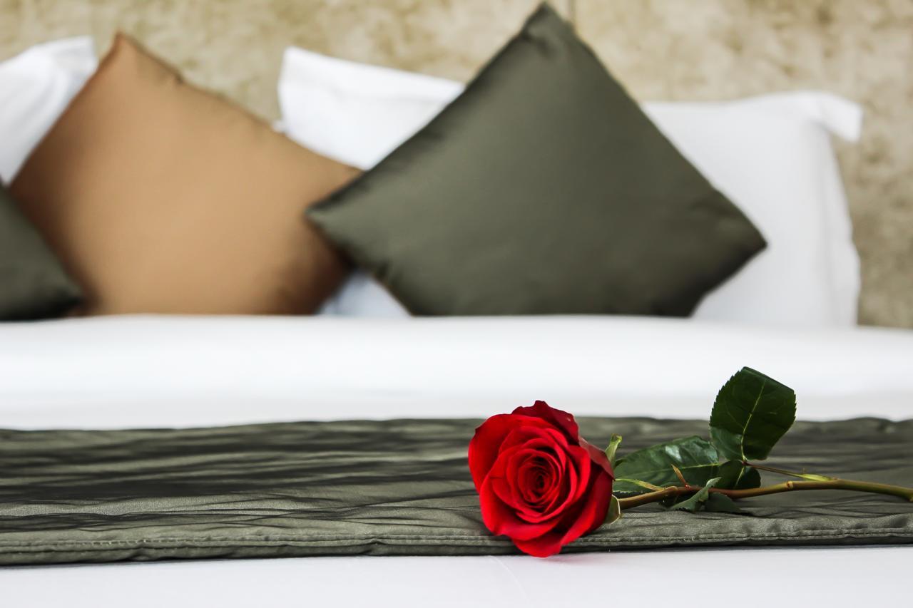 Grand Mogador City Center Casablanca Exteriér fotografie A rose on a bed