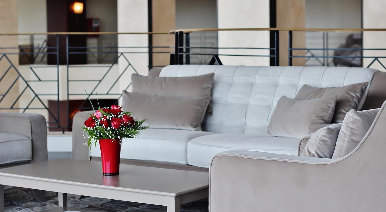 Grand Mogador City Center Casablanca Exteriér fotografie A sofa