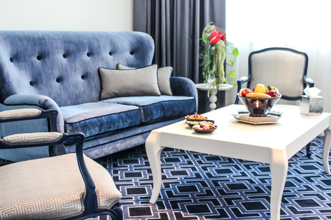 Grand Mogador City Center Casablanca Exteriér fotografie A living room in a hotel suite