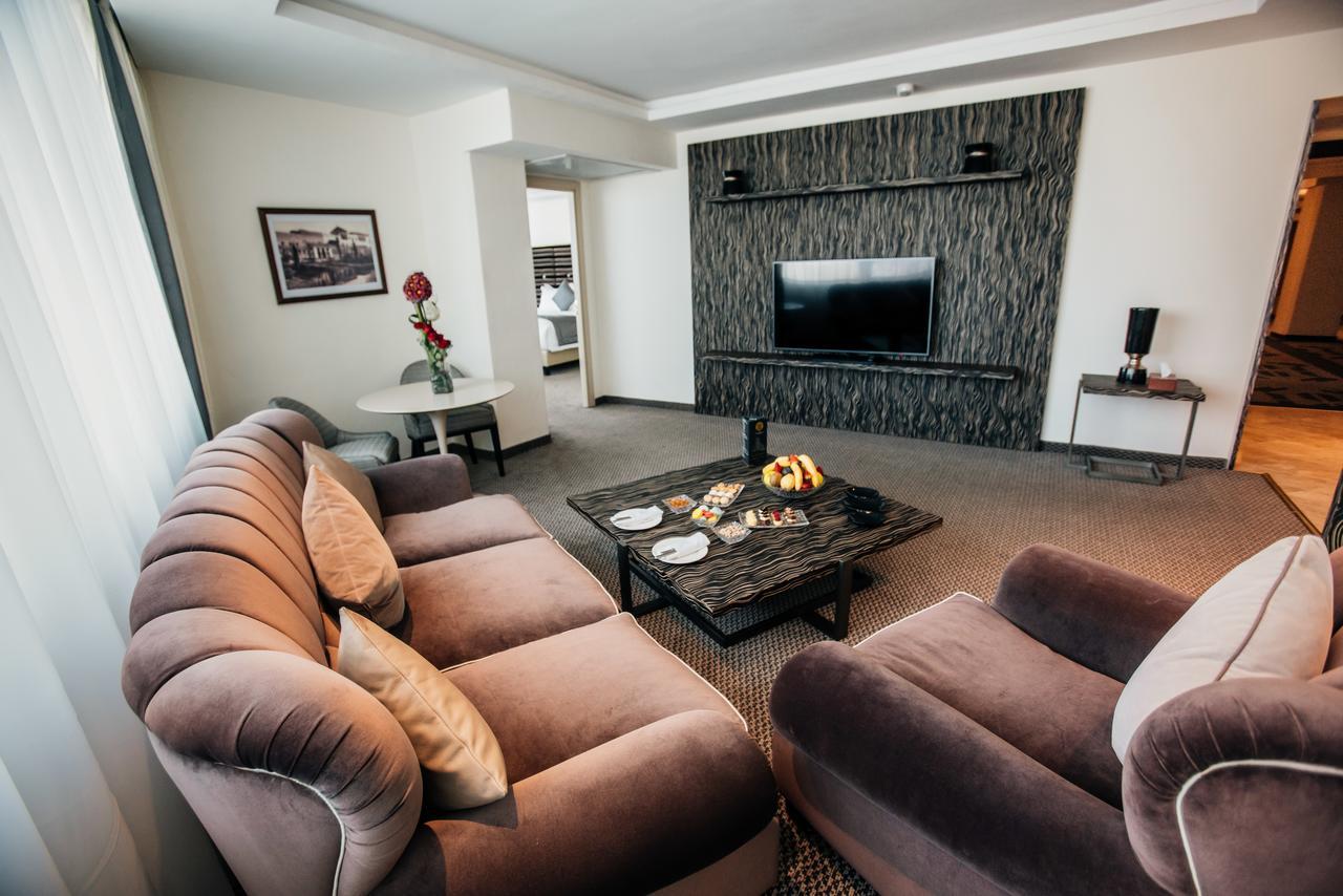 Grand Mogador City Center Casablanca Exteriér fotografie A living room in a hotel