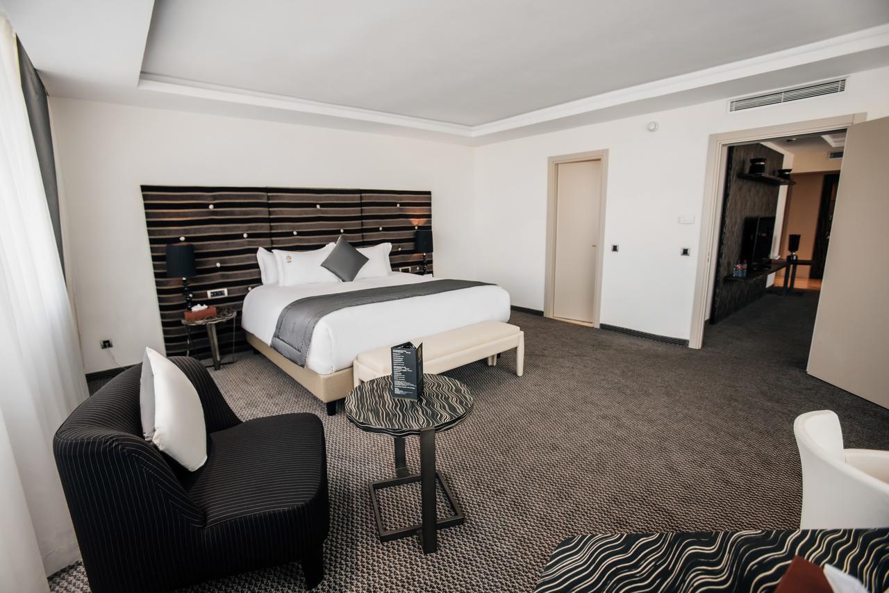 Grand Mogador City Center Casablanca Exteriér fotografie A bedroom at the hotel
